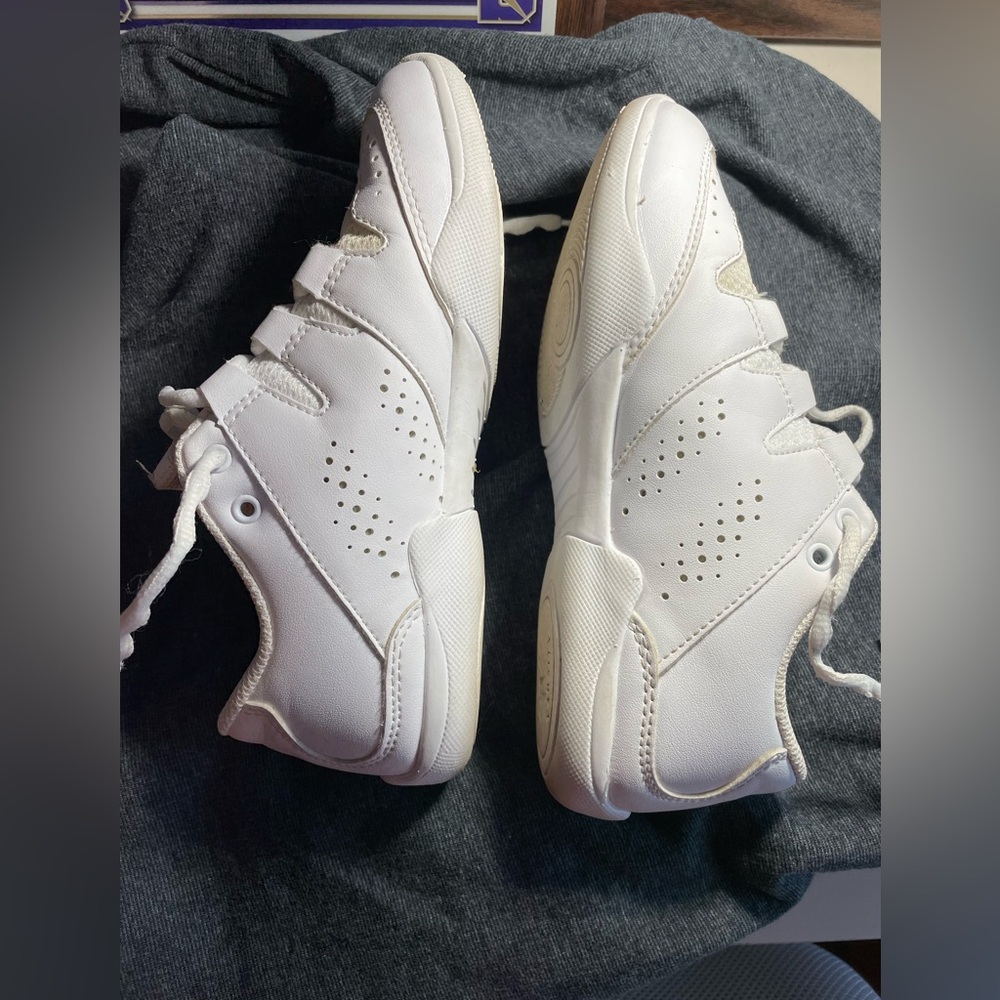 Girls Varsity Cheer Sneakers, size 4.5, white